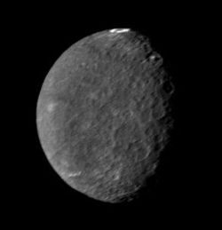 Umbriel, photographiée le 24 janvier 1986à une distance d'environ 557 Mm.Source :NASA