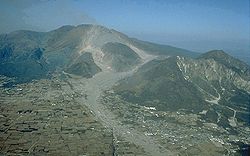 Le mont Fugen et son dôme de lave à gauche et le Mayu-Yama à droite avec Shimabara à leurs pieds.