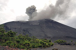 Le Yasur en éruption, en 2006.
