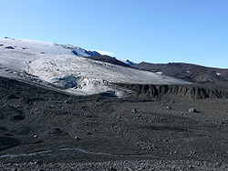 Langue glaciaire du Vatnajökull s'épenchant sur le versant du Kverkfjöll.
