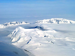 Vue de la caldeira du Veniaminof avec les deux cônes et au fond l'ouverture créée par le glacier.