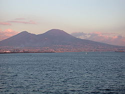 Le mont Somma (à gauche) et le Vésuve (au centre), depuis la baie de Naples