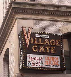 L'enseigne du Village Gate est toujours en place à l'angle de Thompson St. et Bleecker St., janvier 2006