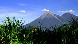 Vue du Volcán de Fuego (à gauche) et de l'Acatenango (à droite).
