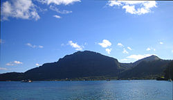 Vue du mont Duff, avec une partie du village de Rikitea à son pied, et le mont Mokoto en arrière-plan à droite.
