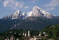 Le Watzmann et au premier plan les tours des églises de Berchtesgaden