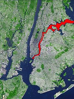 Mise en surbrillance de l'East River entre Manhattan et le continent d'une part et Long Island d'autre part.