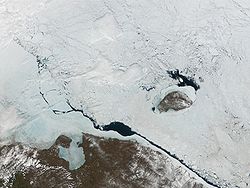 Image satellite de la baie de Tchaoun sous les glaces avec l'île Aïon et la péninsule de Pevek ainsi que l'île Wrangel au nord-est.
