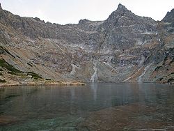 Vue du Veľký Žabí štít au-dessus du Vyšné Bielovodské Žabie pleso.