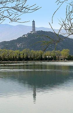 Le lac Kunming et la pagode Yu Feng sur la colline Yu Quan