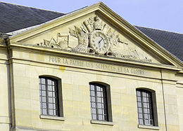 « Pour la patrie les sciences et la gloire », sur le fronton du pavillon Joffre, jardin Carré, Paris.