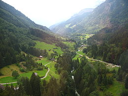 La vallée de la Gadmerwasser, vue depuis le téléphérique montant au glacier du Trift.