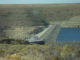 Le barrage d'Alicurá a créé une large retenue sur le Río Limay et permet le franchissement de la rivière par une route.