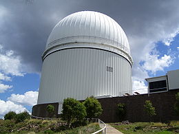 Accéder aux informations sur cette image nommée Anglo-Australian Telescope dome.JPG.