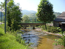 Arhan (Lacarry e.a., Pyr-Atl, Fr) pont sur l'Apoura.JPG