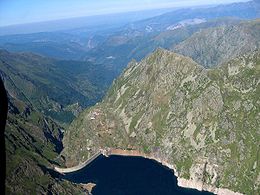 Vue aérienne du lac et du barrage