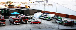 Cour de l'administration, on y voit des camions de pompiers, des voitures de police