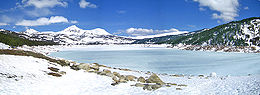 Vue du lac des Bouillouses en hiver, région du Capcir