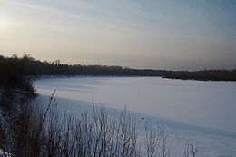 Vue du Tchoumych gelé à Yazovo, juste avant la confluence avec l'Ob.