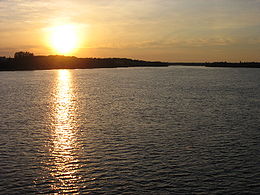 Coucher de soleil sur la rivière Ashuapmushuan vu du pont Carbonneau à Saint-Félicien.