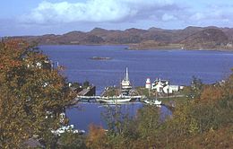 Vue du loch avec en premier plan le port du village de Crinan