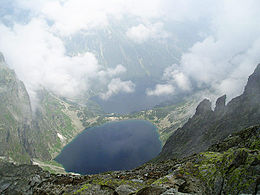 Czarny Staw pod Rysami depuis les flan du mont Rysy, en contre bas le lac Morskie Oko