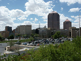 Photographie du centre de Albuquerque où l’on aperçoit plusieurs buildings élevés