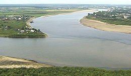 La rivière Ioug (à gauche) rejoint la rivière Soukhona (à l'arrière-plan) près de Veliki Oustioug.