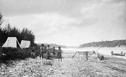 Un camp des Premières Nations aux abords de la rivière en 1886