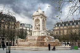 La fontaine Saint-Sulpice, au centre de la place.