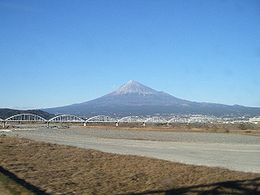 Le Mont Fuji et un pont sur le fleuve Fuji.