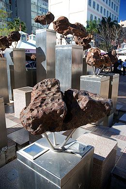 Échantillons de la météorite de Gibeon exposés sur Post Street Mall, à Windhoek.