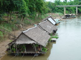 Maisons flottantes sur la Kwaï, juin 2004.