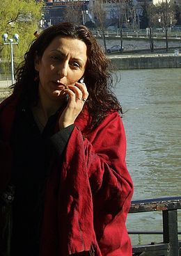 Houzan Mahmoud à Paris, mars 2007, quelques jours après avoir reçu des menaces de mort du groupe armé Ansar al-Islam