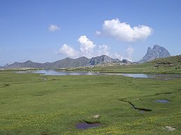 Grand lac d'Anayet avec Pic du Midi d'Ossau en fond.