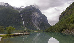 Vue du mont Ramnefjellet, du Ramnefjellfossen et du lac Lovatnet.