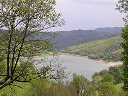 Vue du lac depuis une route proche du village de Mondély