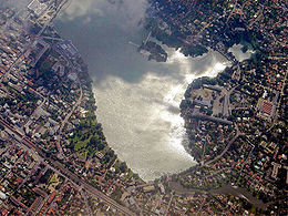 Vue aérienne du lac d'Enghien-les-Bains vers le sud, avec le lac Nord au premier plan.
