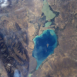 Vue du lac Alaköl, photo de la NASA (le nord est en haut et à droite de la photo), Le lac Sasykköl (en) apparaît de couleur claire en haut de la photo.