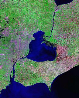 Photo satellite de Landsat. La rivière Détroit est au sud-ouest, reliant le Lac Sainte-Claire (au centre) au lac Érié (au sud).