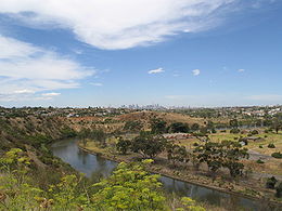 La Maribyrnong River avec Melbourne au loin.