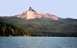 Vue du lac avec le mont Thielsen en arrière plan.