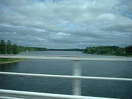 La Muonio vue depuis le pont reliant Pajala en Suède (à droite) à Kolari en Finlande (à gauche).