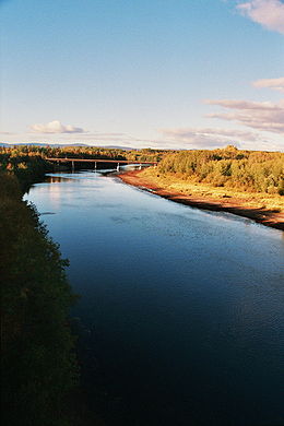 La Nechako à proximité de Fort Fraser. On distingue le pont de l'autoroute provinciale 16, portion de la Yellowhead Highway