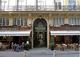 Deux des trois entrées de la galerie Vivienne : à gauche, l'entrée rue Vivienne et à droite celle de la rue des Petits-Champs ; il manque une photographie de l'entrée rue de la Banque.