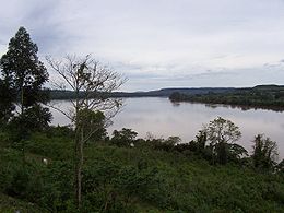 Le Río Uruguay près de la ville de Panambi (Misiones, Argentine). Dans le fond à droite : le Brésil.