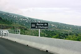 Panneau de signalisation routière indiquant la Ravine de la Chaloupe le long de la route des Tamarins.