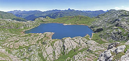 Panorama du lac d'Estaens avec le pic du Midi d'Ossau en fond.