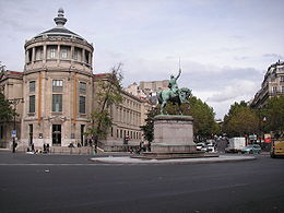 Vue de la Place d'Iéna, à gauche le musée Guimet, au centre la statue de Washington et à droite l'avenue d'Iéna.