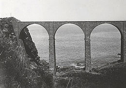 Photographie du XIXe siècle représentant un pont ferroviaire permettant au chemin de fer de La Réunion le franchissement de la Petite Ravine près de son embouchure.